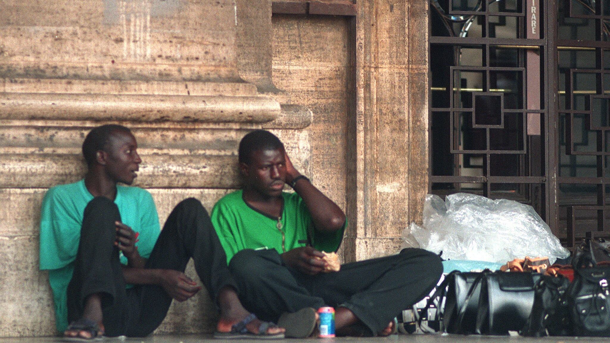 Bulli africani molestano italiani. "L’Africa e Allah sono più forti"