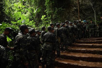 Thailandia, paura per 12 bambini intrappolati in una grotta 2
