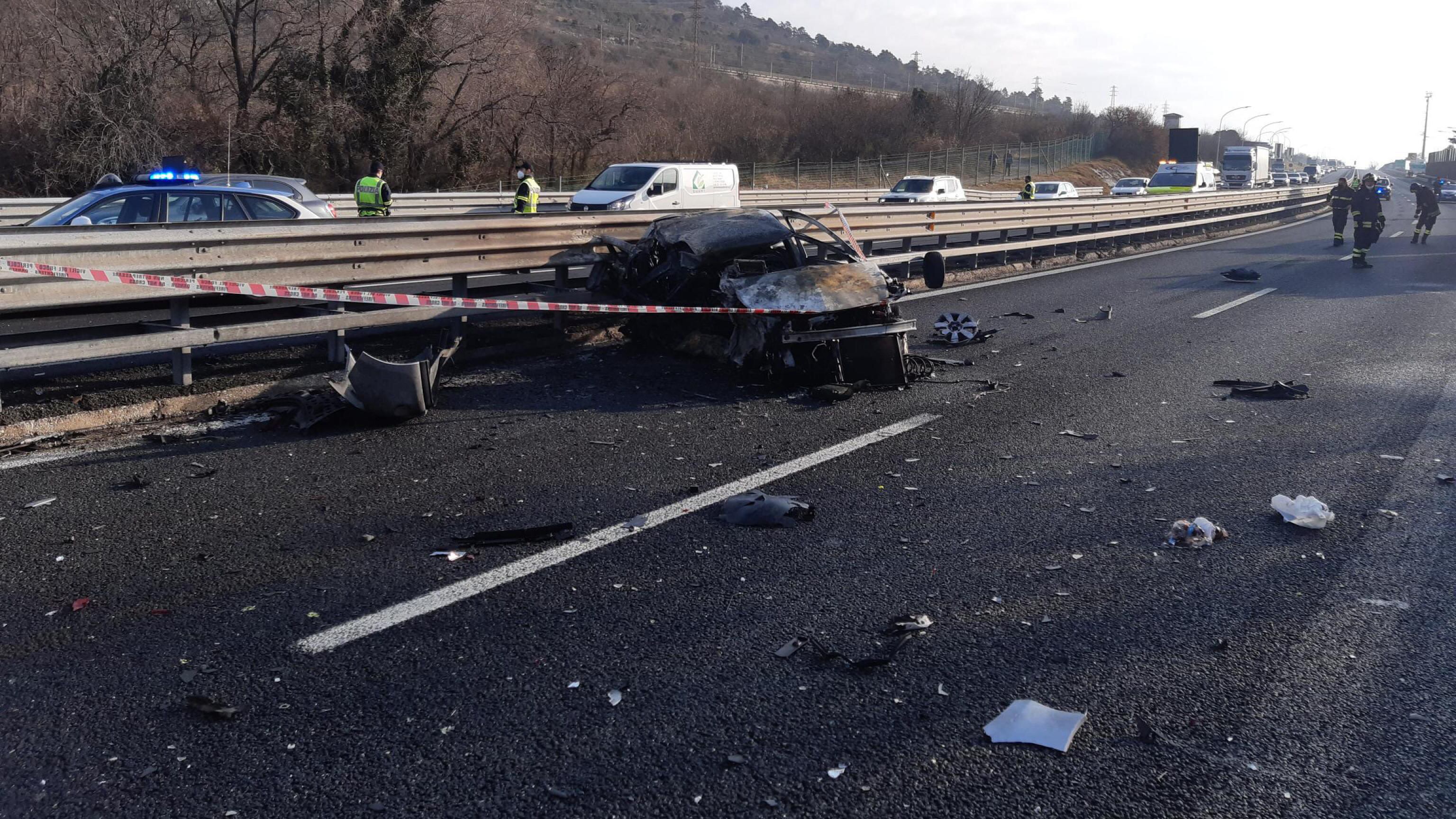 In macchina in contromano sulla superstrada: perde la vita 36enne, feriti altri quattro ragazzi