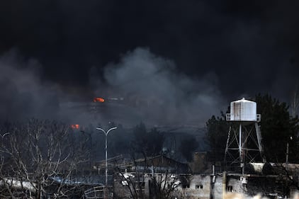 Cielo nero su Teheran dopo l'attacco alle strutture petrolifere  1