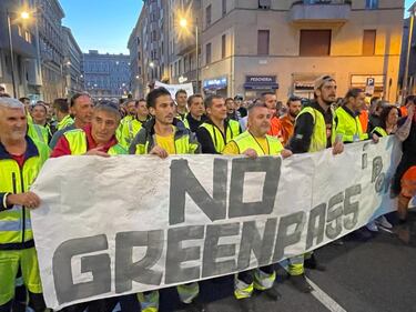 Trieste, migliaia di No pass in corteo 12