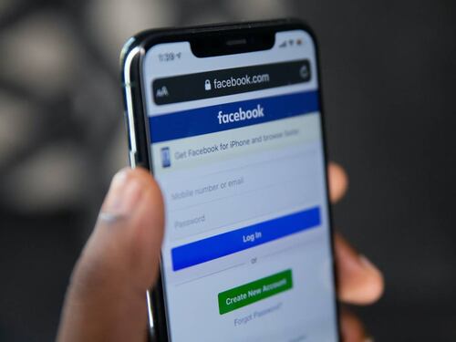 Perché la home di Facebook è piena di "sconosciuti"