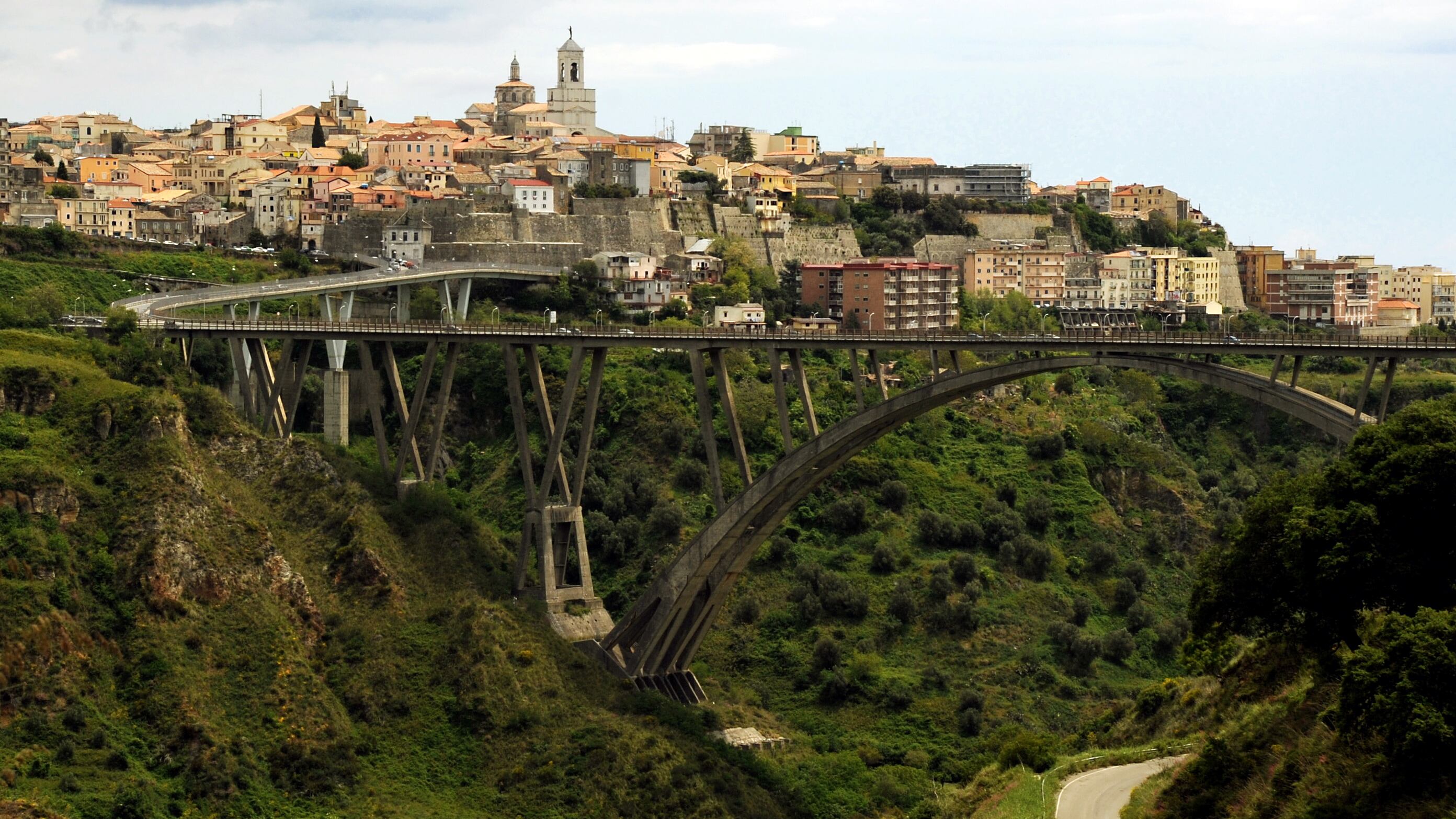 Il Morandi di Catanzaro e gli sciacalli del ponte: "Usate materiali di m..."