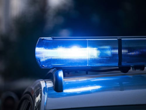 Rapinato a colpi di bottiglia da una gang di stranieri. Lo salva agente che rincasa