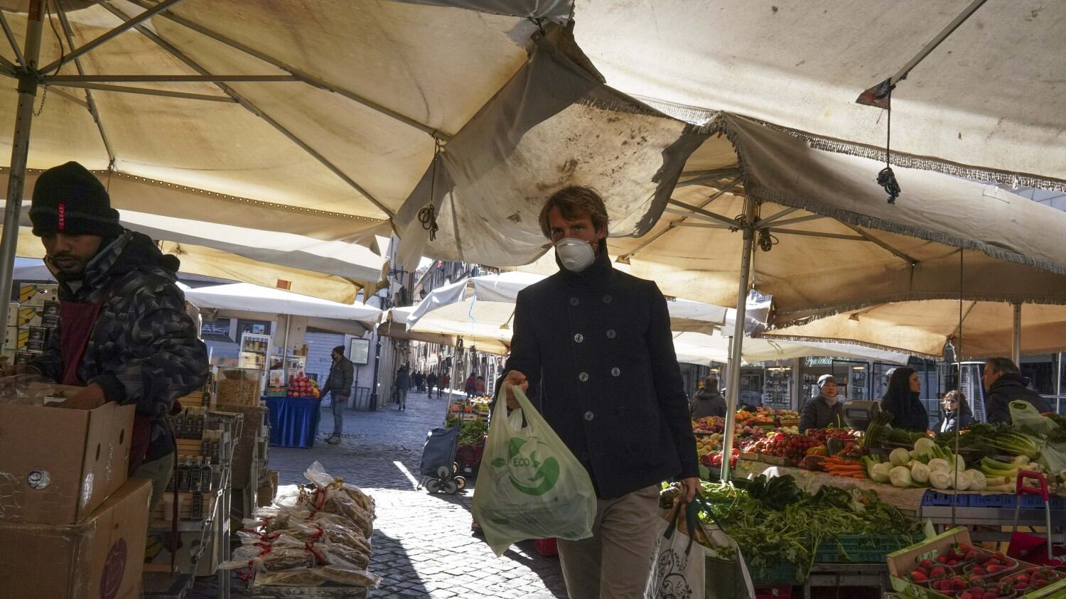 Coronavirus, Roma si blinda: locali chiusi alle 18 e stop ai mercati