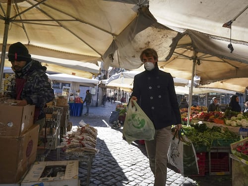 Coronavirus, Roma si blinda: locali chiusi alle 18 e stop ai mercati