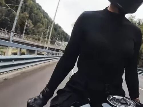 Russia, blogger si schianta a 180 km/h contro guardrail mentre fa acrobazie in autostrada