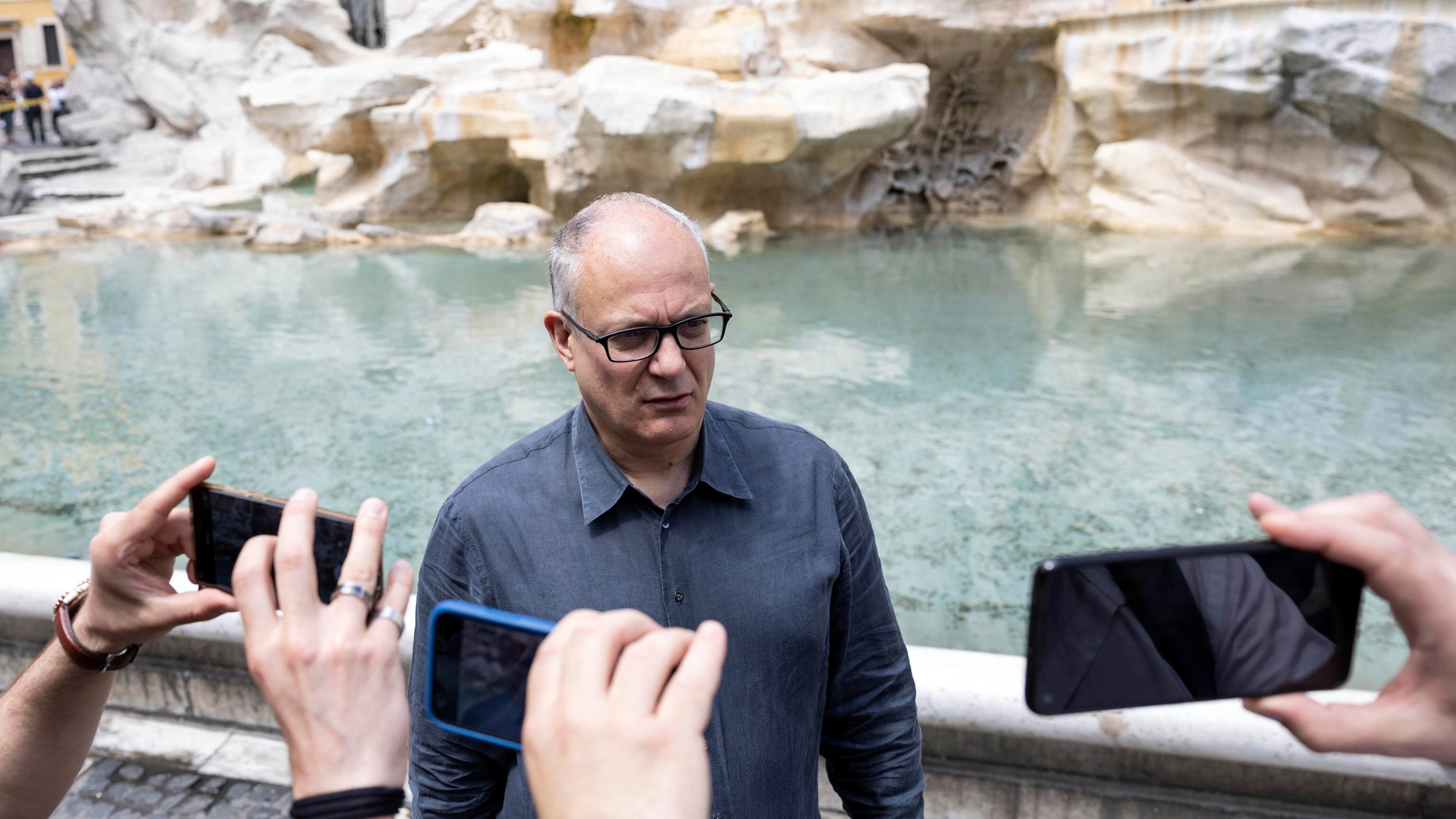 Assalto dei vandali alla Fontana di Trevi. Ma stavolta protesta anche la sinistra