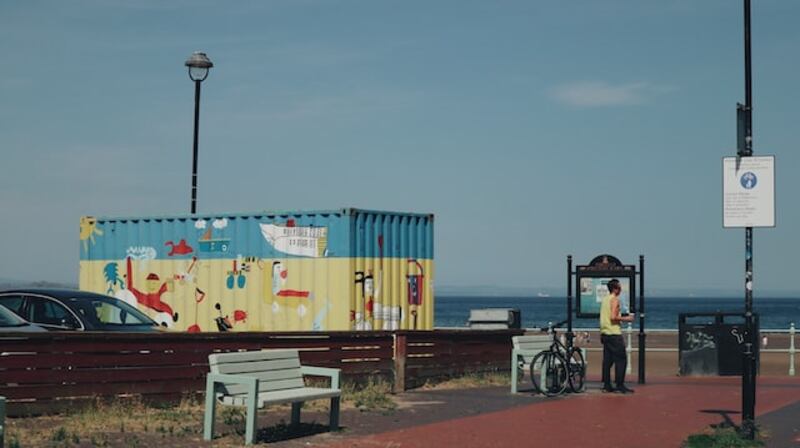 Container colori e spiaggia