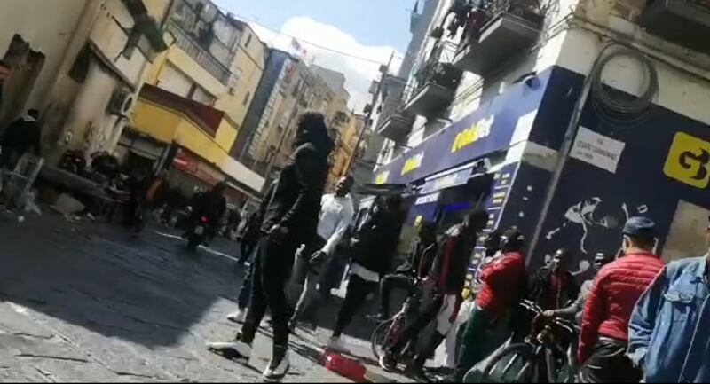 Napoli, quando è la camorra a sgomberare gli abusivi del "mercato della monnezza" 3