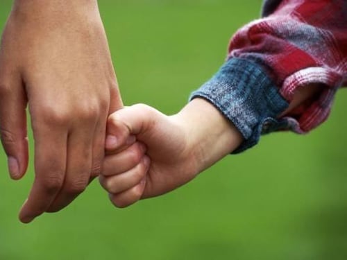 Rivoluzione sull'affido: "Non è obbligatorio dare i bimbi alla madre"