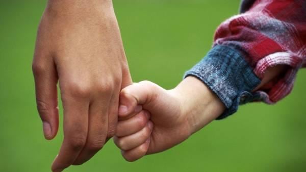 Rivoluzione sull'affido: "Non è obbligatorio dare i bimbi alla madre"