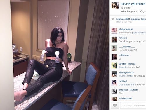 Kourtney Kardashian si tira il latte dal seno