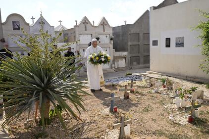 Il papa in preghiera al cimitero dei migranti a Lampedusa - Foto 4