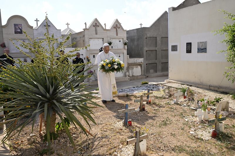 Il papa in preghiera al cimitero dei migranti a Lampedusa - Foto 4