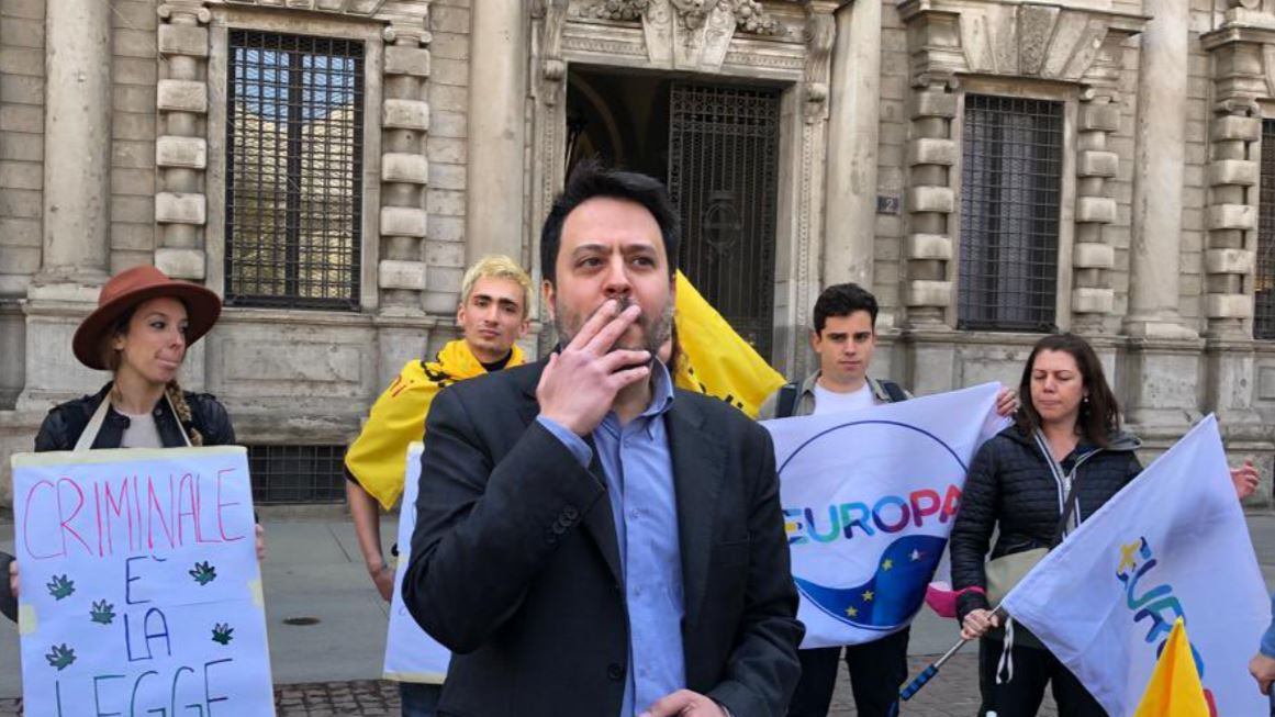 "Contro il proibizionismo". E il consigliere Pd si accende uno spinello davanti al Comune