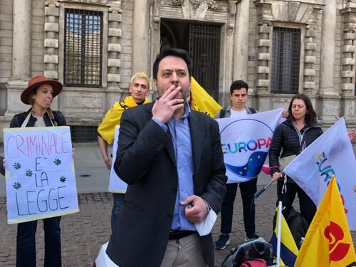 "Contro il proibizionismo". E il consigliere Pd si accende uno spinello davanti al Comune
