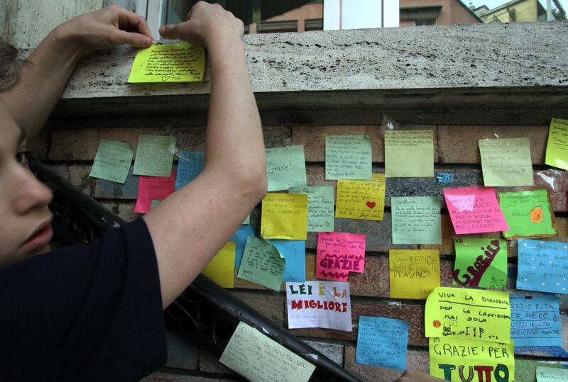 Insulti alla preside: sul muro compare un murale di post-it degli alunni 1
