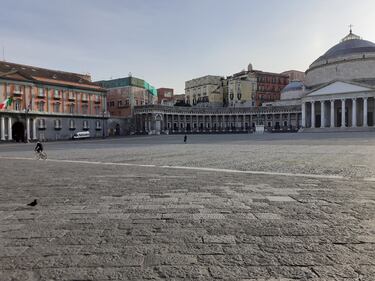 Emergenza coronavirus, strade e piazze di Napoli vuote 1