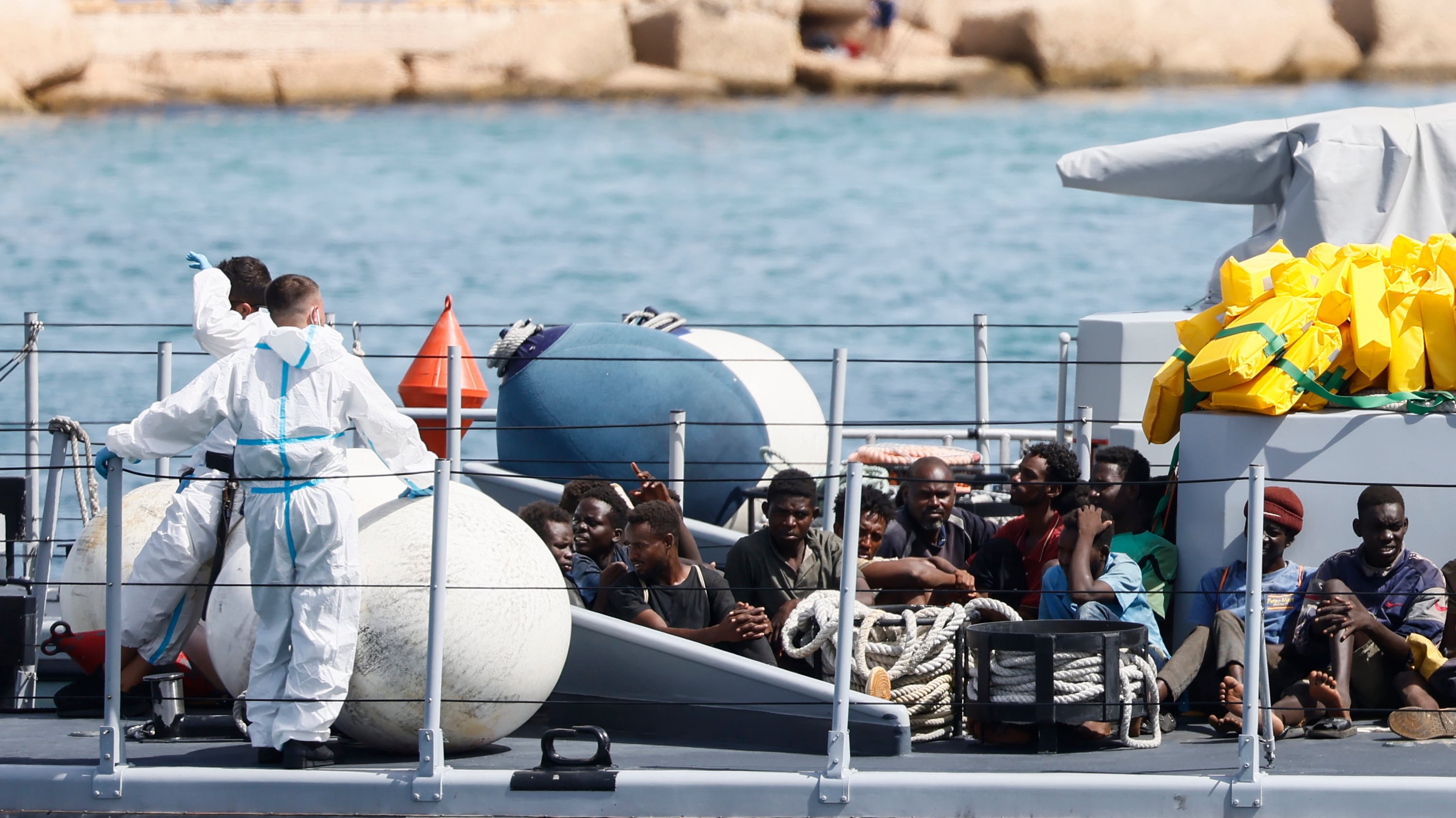 Lampedusa, due bambini e un uomo morti su un gommone