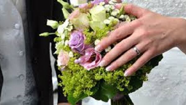 Matrimonio e foto sul lungomare con amici in tempo di Coronavirus: denunciati
