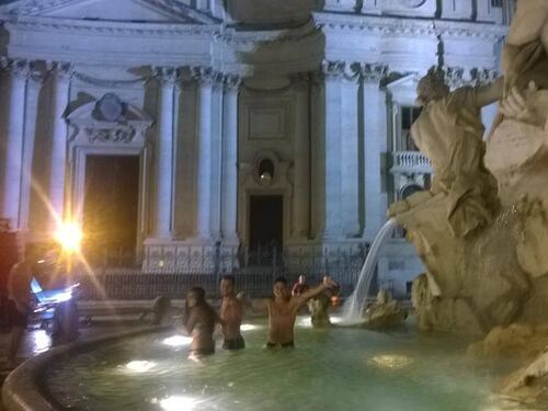 Roma abbandonata: turisti fanno il bagno nella fontana del Bernini