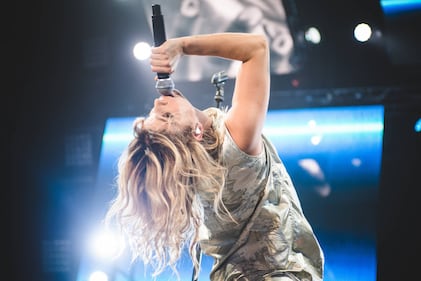 Emma Marrone sexy in camera da letto 23
