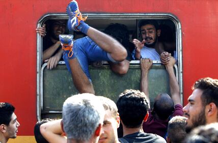 Macedonia, l'assalto dei clandestini ai treni per l'Europa 2