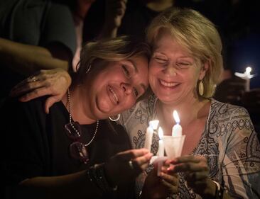 Strage in Texas, fiori e preghiere per le vittime della sparatoria di El Paso 6