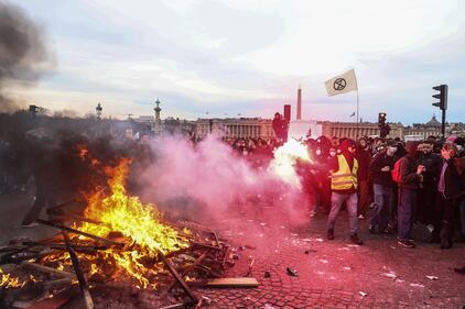 Parigi, barricate e fuoco in place de la Concorde 1