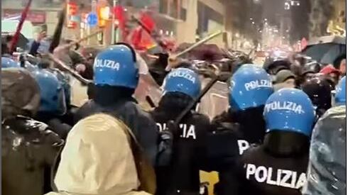 Calci e pugni alla polizia: furia rossa contro il presidio della Lega a Milano