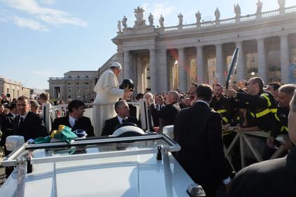 Il Papa indossa il casco da pompiere 4