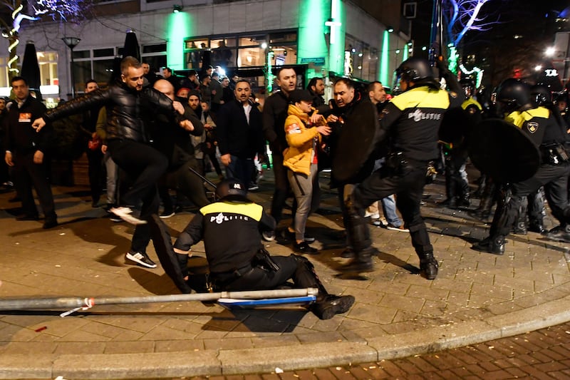 Amsterdam, scontri tra polizia e turchi 12