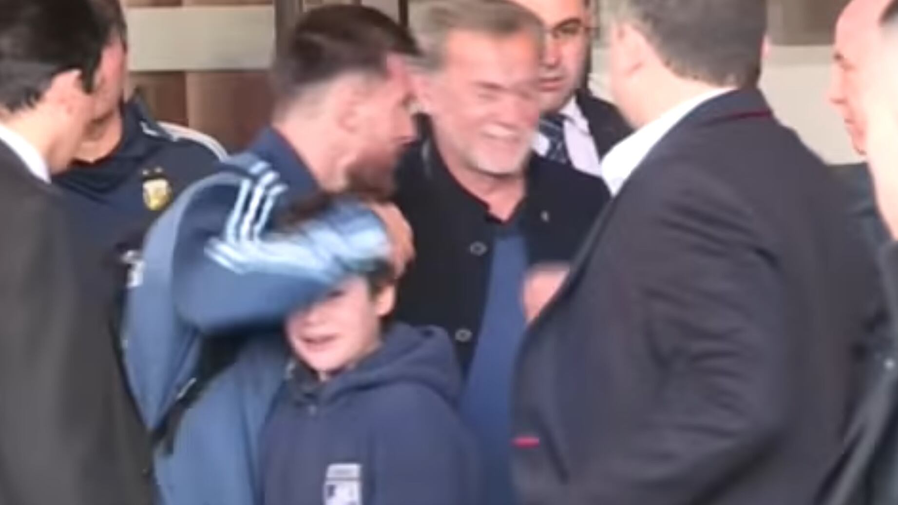 Messi "ferma" la sicurezza per accontentare un bambino
