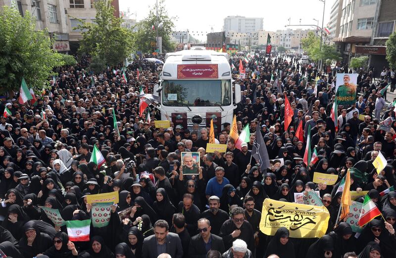 Teheran scende in piazza per i funerali dei "martiri" della guerra dei 12 giorni 1