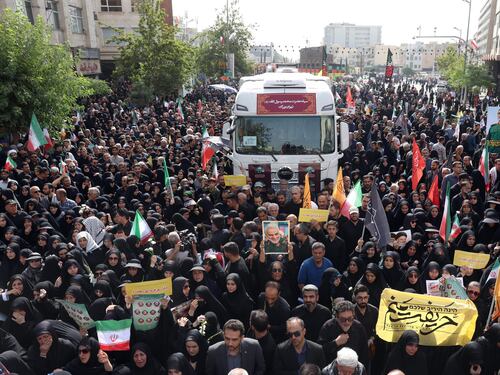 Teheran scende in piazza per i funerali dei "martiri" della guerra dei 12 giorni