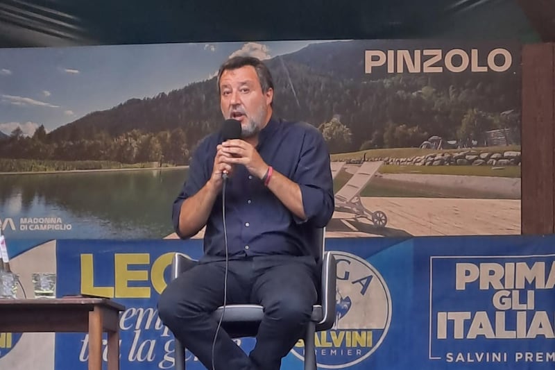 “Con noi mai la patrimoniale. Le critiche al partito? C’è spazio per tutti”. Salvini rinsalda la Lega a Pinzolo