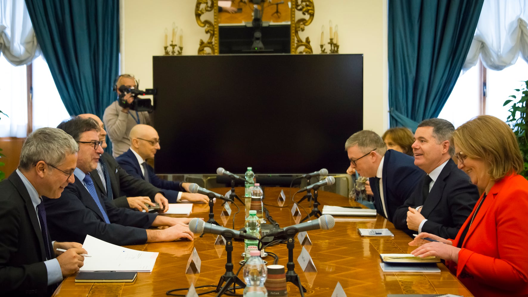 Dombrovskis in pressing: "Italia ratifichi il Mes". Ma Giorgetti avverte: "Parlamento è sovrano"