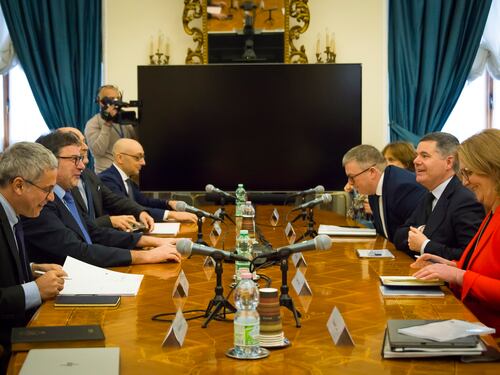 Dombrovskis in pressing: "Italia ratifichi il Mes". Ma Giorgetti avverte: "Parlamento è sovrano"