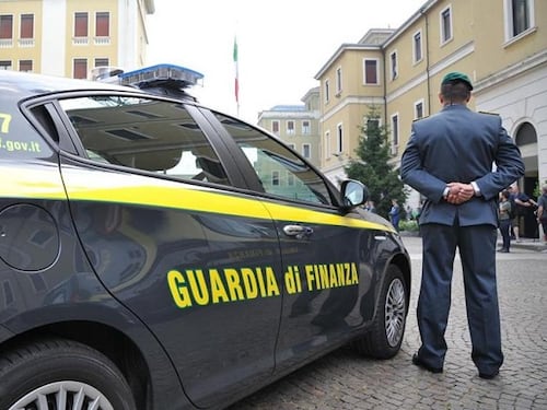 Finti investimenti in oro e criptovalute, sequestri per oltre 1,6 milioni a Torino
