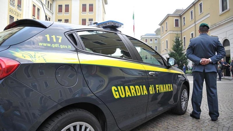 Olbia, eroina nascosta nell'albero di Natale: arrestato un 21enne