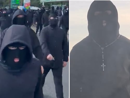 Centinaia di uomini col passamontagna bloccano il porto di Dover contro i migranti al grido di “fermate i barconi”