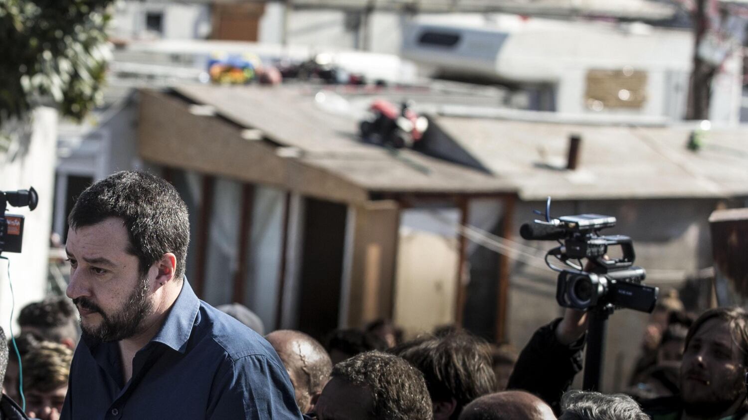 Salvini fra le baracche dei rom: "Da incivili vivere in un campo"