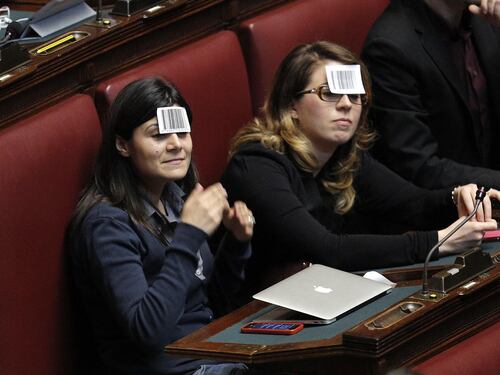 Dl lavoro, bagarre in Aula. I deputati grillini si incollano codici a barre sulla fronte