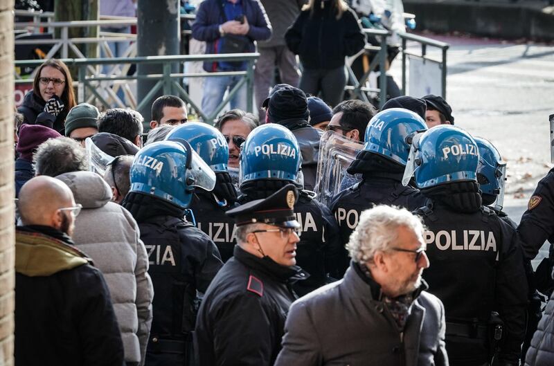 Bombe carta, fumogeni e pestaggi: Torino nella morsa degli anarchici 3