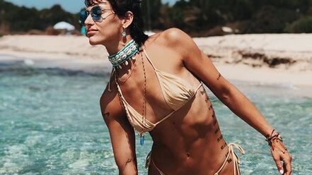 Amici, la Pauselli pubblica foto e il Web insorge: "Isola hippie, consentito nudismo"