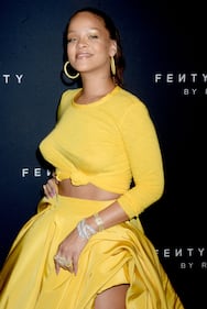 Rihanna bellissima in giallo per il lancio della sua linea Fenty Beauty 4