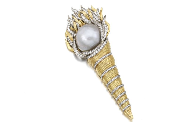 Spilla di perle Mabé e diamanti, creata da Gianni Lazzaro
