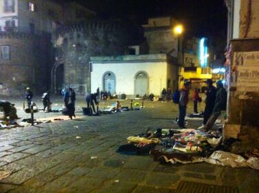 Napoli, il suq della "monnezza" sotto la Porta del XV secolo 