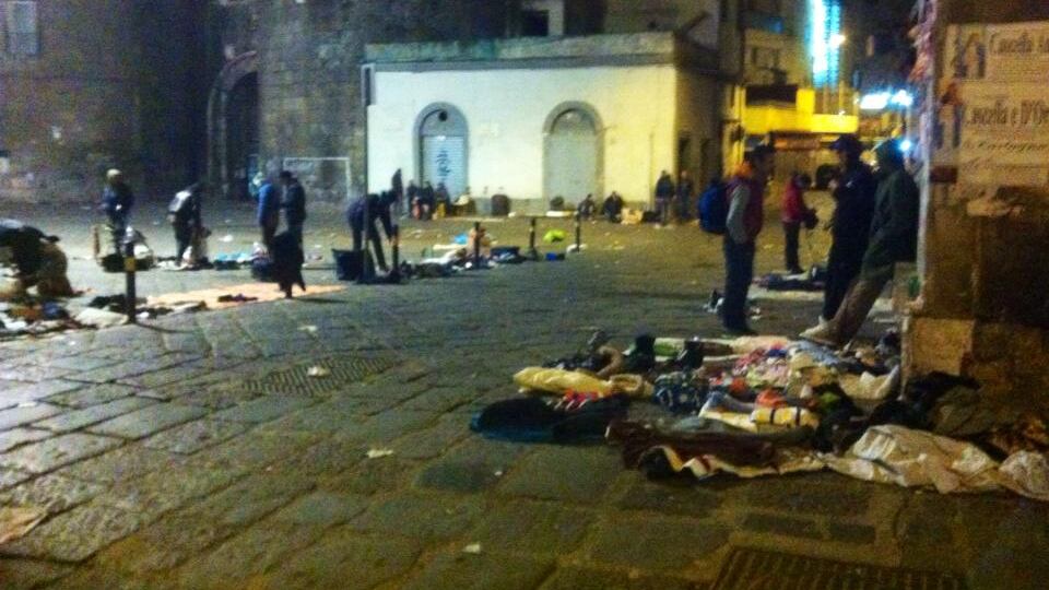 Napoli, il suq della "monnezza" sotto la Porta del XV secolo